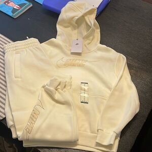 Girls Nike matching outfit size Medium. Brand new with tags